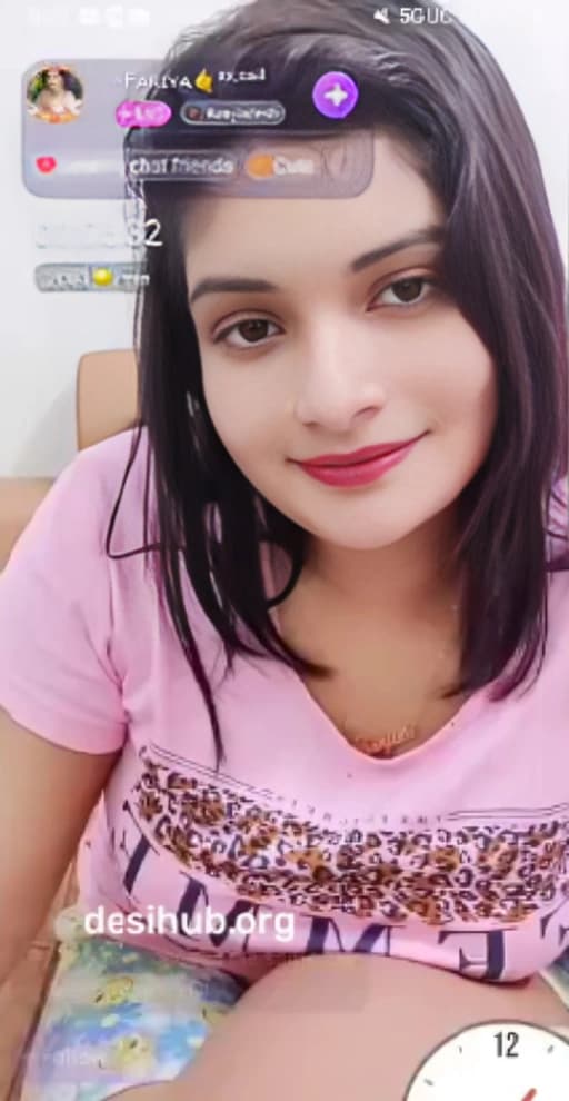 Featured image for Fariya 121 Chamet Gets Fully Nude Strips and Spreads Legs to Play with Dildo