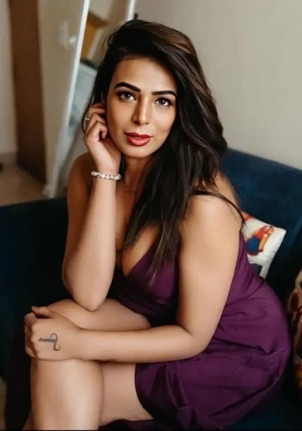 Featured image for Sexy Girl Shows Off Boobs Through Transparent Saree in Hot Photoshoot