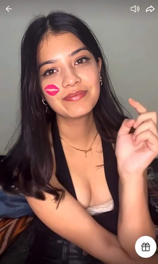 Featured image for Tango Streamer Girl Goes Nude Flashing Tits and Bare Ass to Fans in Live XXX Show