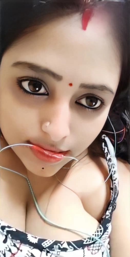 Featured image for Jhampa Aunty Shows Off Huge Boobs on Chamet Live and Plays with Them